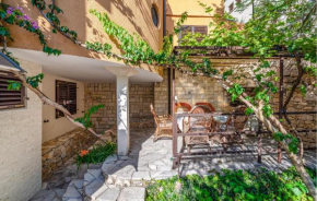 Gorgeous Apartment In Rovanjska With Wifi